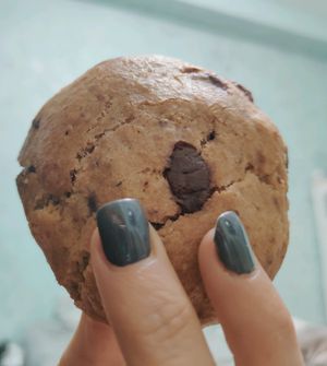 Cookie vegana con pepitas de chocolate 70% at Delightcious in Terrassa