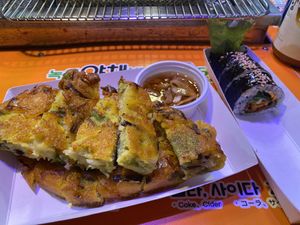 She cuts it up for you!   at Koreapizza in Busan