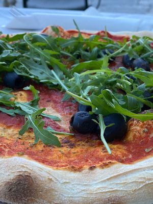 Pizza marinera ohne Käse mit Spinat+Oliven  at Caffé Verbano in Cannobio