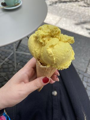 Vegan Turmeric ice cream during ice cream week at Lecko Mio in Berlin