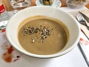 Crema de coliflor y ajo negro at Plaer Natural in Mallorca