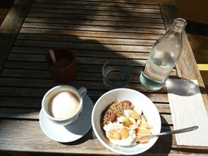 Breakfast: Buckwheat Bowl and oatmilk cappuccino at Plaer Natural in Mallorca