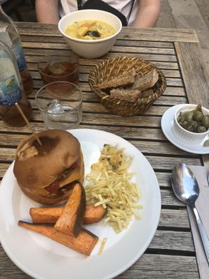 Vegan curry and a vegan burger at Plaer Natural in Mallorca