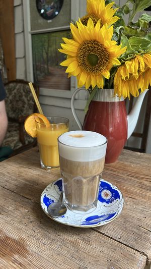 Frischer Orangensaft / Latte Macchiato mit Hafermilch  at Törtchenlokal Waldenberger in Rostock