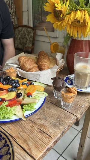 Veganes Frühstück mit verschiedenen Aufstrichen, Brötchen, Croissants und Obst-/Gemüseteller  at Törtchenlokal Waldenberger in Rostock
