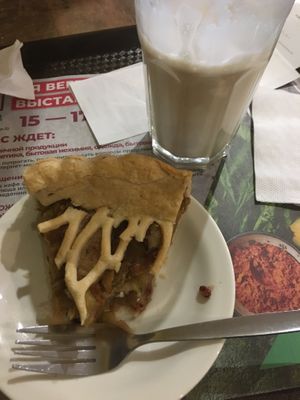 веганский яблочный пирог и кокосовый латте. at Jagannath - Belorusskaya in Moscow