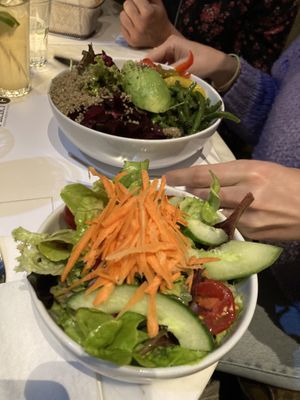 Bowl mit Avo und Quinoa und Beilagensalat  at Atelier F in Hamburg