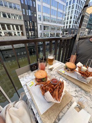 Burger links vegan, rechts konventionell.  at Atelier F in Hamburg