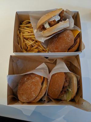 2x cheeseburger 2x chick'n burger + fries at Neat Burger - Oxford Circus in London