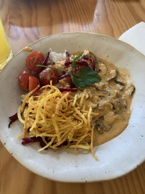 Stroganoff de cogumelos com creme de caju e arroz basmati. A acompanhar com batata palha caseira, beterraba e tomate cherry  at Aconchego do Quintal in Aveiro