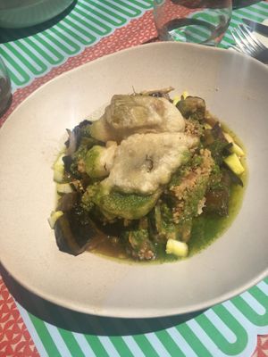 Vegan : Fèves, courgettes, pesto, beignets d’artichaut, crème moutarde, quinoa  at Feelfood in Toulon