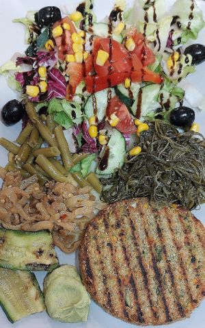 Veggie platter with vegan burger, excellent at Just Made - Fatto mo mò in Sorrento