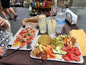 Insalata con fagioli e vegan burger at Just Made - Fatto mo mò in Sorrento