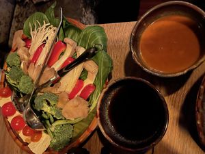 Knackiges Gemüse in leckerer Brühe (Feuertopf) mit zwei köstlichen Dips  #Veganuary at Soy in Munich