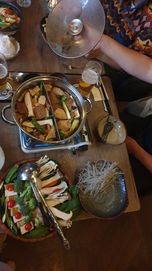 Hotpot, was man nicht sieht sind eine Erdnuss- und eine Sojasoße hinter dem Deckel at Soy in Munich