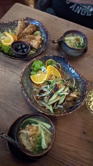 Sup Van Than (Teigtaschen Suppe), Cha Gio Chien (Frühlingsrollen), Ca Tim (eingelegte Aubergine) at Soy in Munich