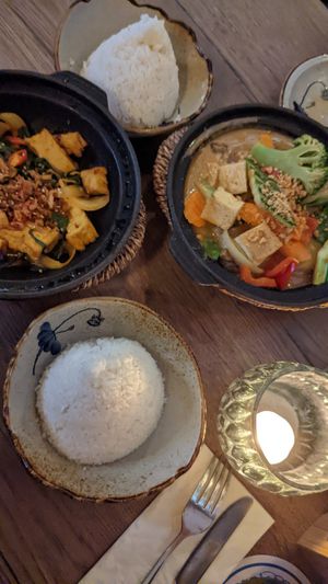 Dau Xao Sa (Tofu, Zitronengras, Curry), Tofu Sate (mit Erdnusssoße) at Soy in Munich