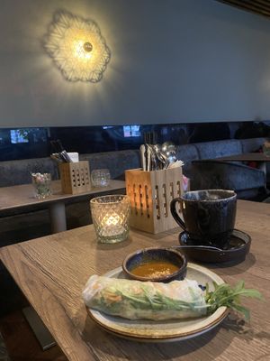 Jasmine tea and summer roll with peanut dipping sauce #Veganuary at Soy in Munich