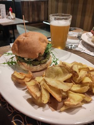 Vegan burger with fries at Mystic Burger in Como