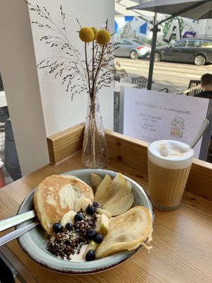 Dinkel Pancakes: süß, Obst, Granola, Ahornsirup und Bananenquark (7,50€) mit einem Latte Macchiato (mit Hafer/ Sojamilch 3,70€)  at Esskalation in Bonn