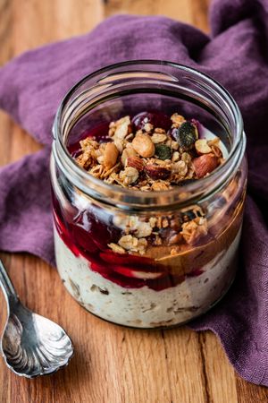 Overnight Oats with homemade granola at Esskalation in Bonn