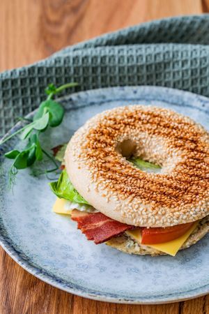 vegan grilled cheese & bacon bagel at Esskalation in Bonn