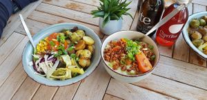 Bowl und Brokkoli Pasta at Esskalation in Bonn