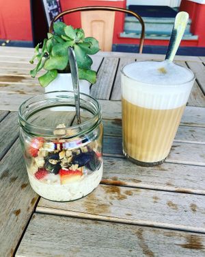 Overnight Oats mit Obst und einem Latte Macchiato at Esskalation in Bonn