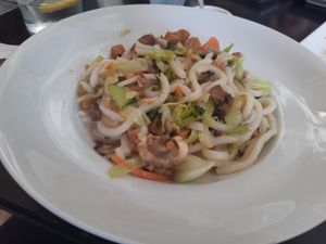 Udon noodles with tofu, veggies and peanut sauce at Lemongrass - Ribera in Valencia