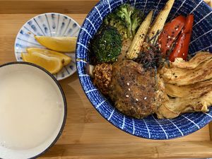 Tofu patty donburi (小植豆腐排飯) at Veggie Sun 植日生 - Zhí RìShēng in Taipei