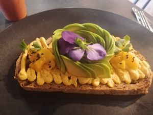 Mango, curry hummus and avocado toast at The Avocado Show - Keizersgracht in Amsterdam