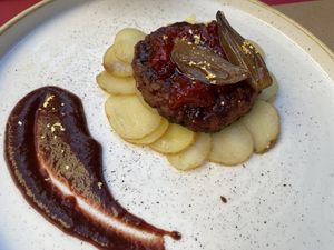 Hamburguesa beyond at La Modernista in Madrid