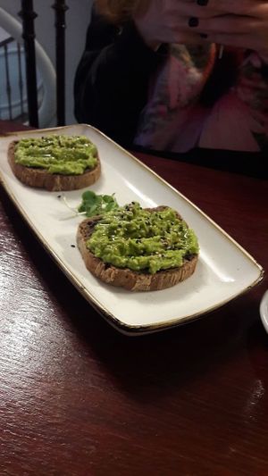 Tostadas con aguacate at La Modernista in Madrid