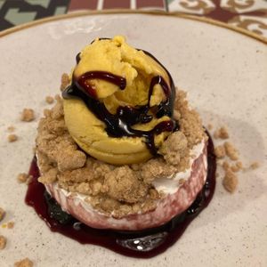 Crumble de cerezas con helado at La Modernista in Madrid