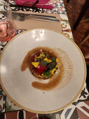 Tartar de atún at La Modernista in Madrid