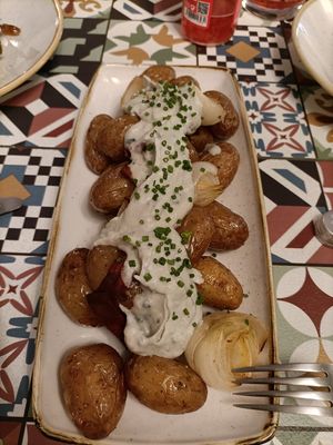 Patatas con queso y jamón at La Modernista in Madrid