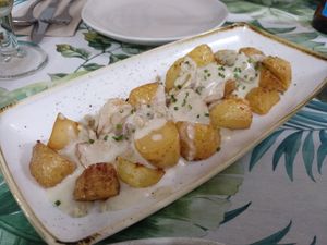 Starter / Baked potatoes with parmessan at La Modernista in Madrid