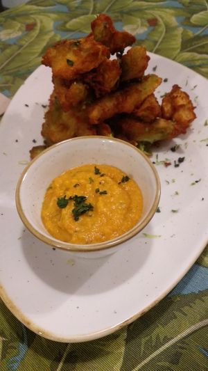 Tempura de aguacate con chutney de mango at La Modernista in Madrid
