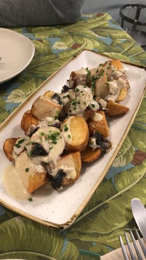 Patatas con salsa gorgonzola at La Modernista in Madrid