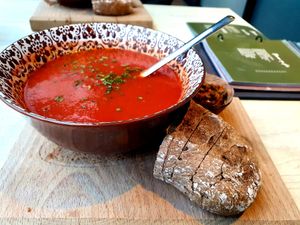 Tomato soup with bread and tapenade at Eeterij-spelerij Vierlinden in Goes