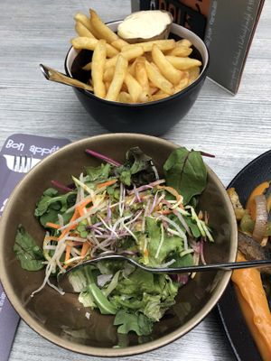 Side salad and fries I got served together with the tempeh burger at Eeterij-spelerij Vierlinden in Goes