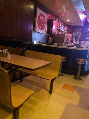 Seating   at Scarr's Pizza in New York City