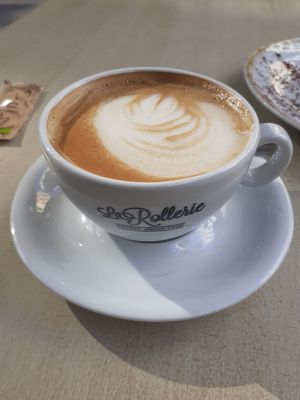 Coffee with oats milk at La Rollerie in Valencia