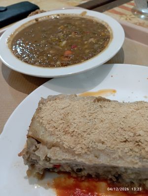 Lentejas y lasaña at La Olla Vegetal in Zaragoza