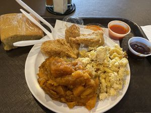 Chick’n drummies with side of hot sauce & BBQ sauce, mac n cheese, sweet potatoes, and cornbread. ❤️ at NuVegan in Washington