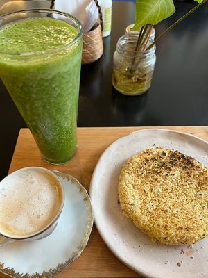 Jugo verde con Cocido con leche de macadamia y nuestro tradicional “mbeyu"  at Eco Tienda Café in Asuncion