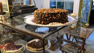 Praline chocolate cake 🎂. Vegan and gluten free ❤️  at Eco Tienda Café in Asuncion