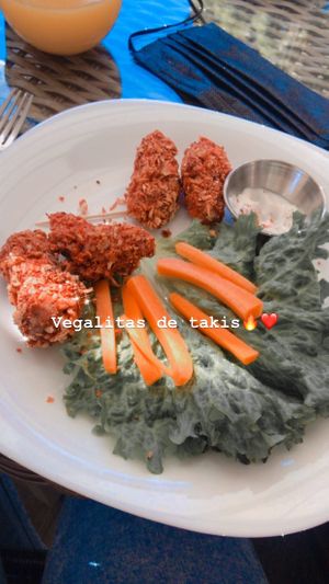 Vegalitas (alitas) de seitan, las cubren con takis y el aderezo es riquísimo!! 🌱❤️ at Yoyu in Tlalnepantla