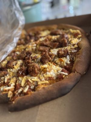 Crunchy BBQ Oyster Mushroom Pizza nicely packed to go 🙆🏻‍♀️  at Yoyu in Tlalnepantla