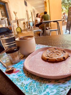 apple juice, cappuccino with almond milk and chocolate chip cookie at Le VG D'Arles - La Cantine Végétale in Arles